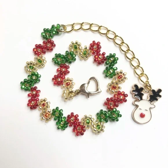 Christmas Holiday Bracelet Reindeer Charm Gold Red Green Beaded Heart Clasp New - Picture 4 of 4